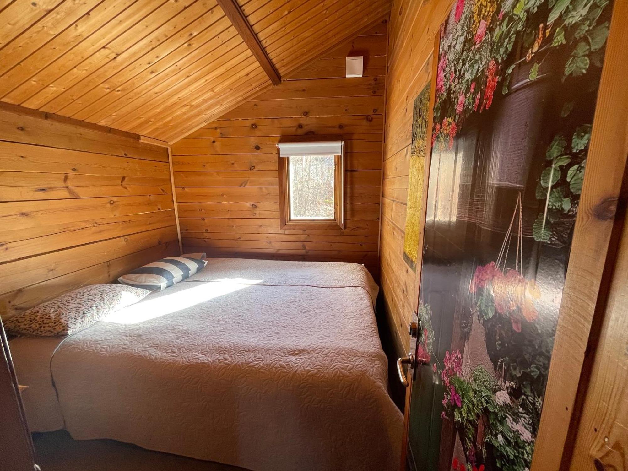 Three Rooms Stuga I Stugby Near National Park Undenas Exterior photo